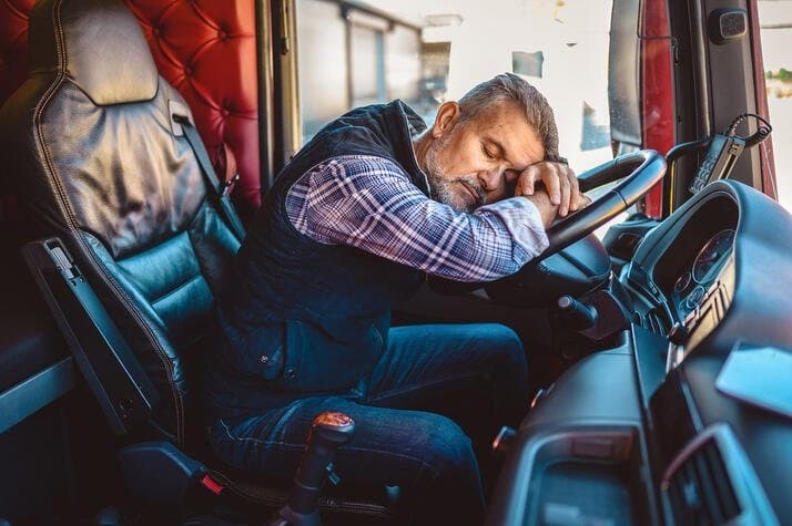 3-truck-driver-sleeping-tips-to-improve-sleep-habits